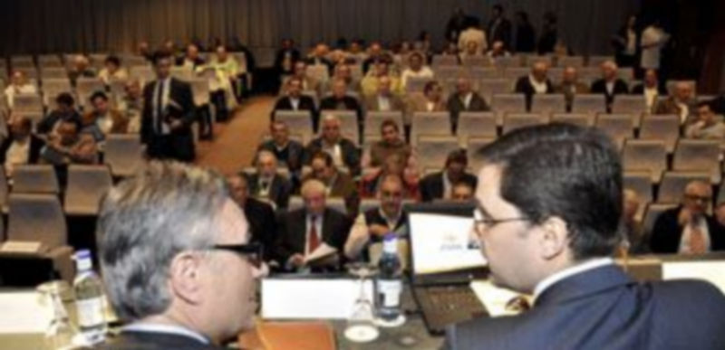 Vista general de la asamblea general que celebró ayer Caja Rural de Segovia en el Parador de Turismo