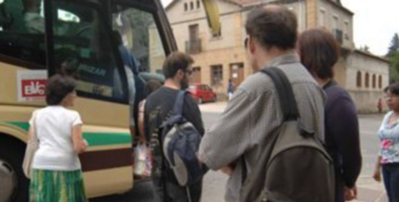 Algunos pueblos dependen en gran medida del transporte para poder conectarse con las grandes urbes. / Kamarero