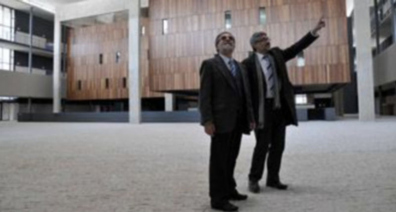 El vicerrector Álvarez Bravo muestra las instalaciones al rector de la UVa