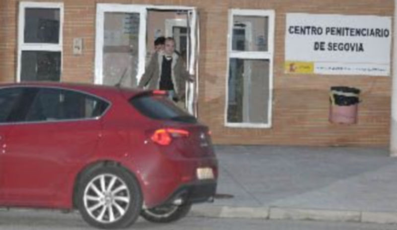 Carromero abre la puerta del centro penitenciario tras concretarse su salida.  / Juan Martín