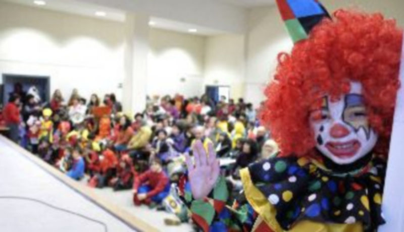 Pequeños, pero muy divertidos 1 Un simpático payaso se asoma al objetivo del fotógrafo durante el concurso. / Juan Martín