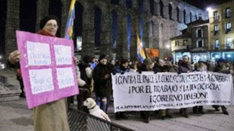 Cabeza de la manifestación que recorrió el centro de segovia y pancarta con las reivindicaciones de este 23F. / Juan Martín
