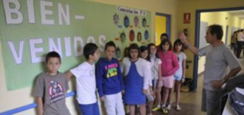 Un profesor del colegio Fray Juan de la Cruz imparte lecciones a sus alumnos en una de sus clases. / Juan Martín