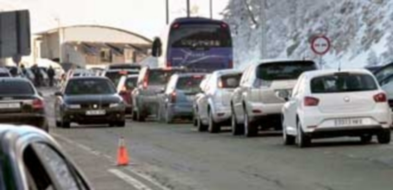 El puerto de Navacerrada ha sufrido este pasado invierno algunos problemas de tráfico por la afluencia de vehículos. / J. M.