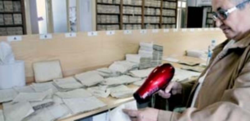 Una de las personas empleadas en el Archivo