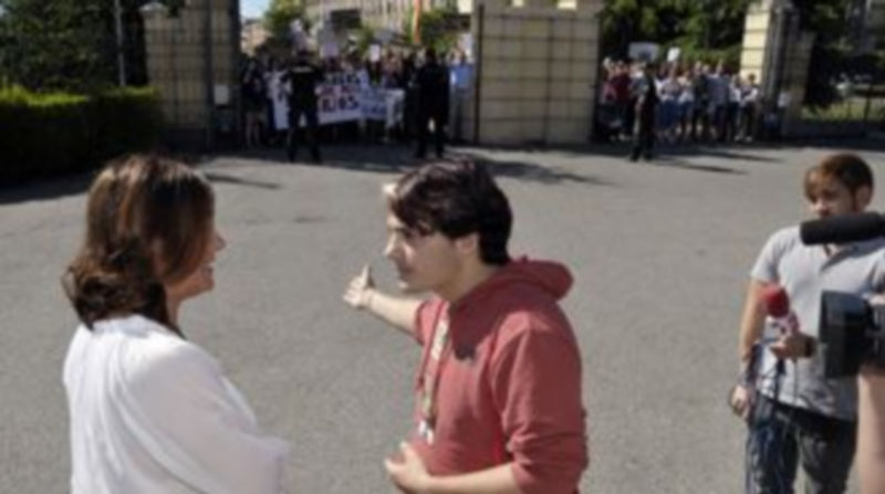 Escudero conversa con uno de los manifestantes que expresaron su protesta a la entrada de la sede del congreso. / J. Martín