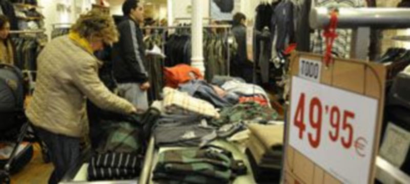 Carteles con descuentos destacados y mucha ropa de temporada en mesas y estanterías fueron ayer reclamos para los consumidores en el primer día de rebajas de invierno. / Juan Martín