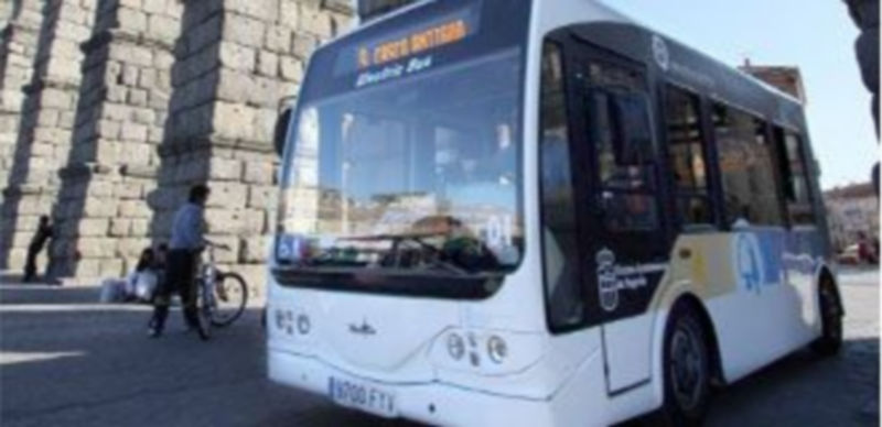 La Junta considera que el “ecobús” puede dañar el Acueducto al pasar bajo uno de sus arcos. / kamarero
