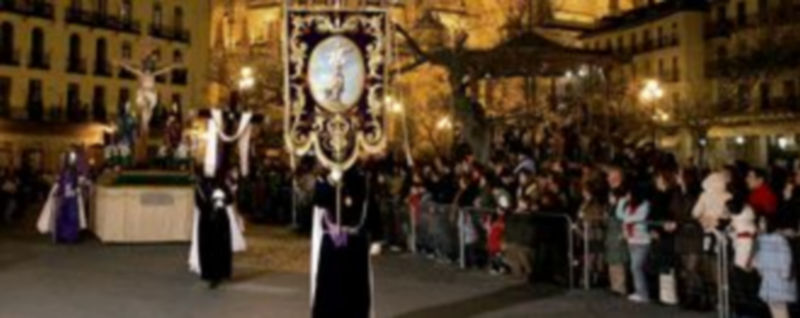 La “Procesión de los Pasos” del Viernes Santo pone en las calles de la capital a cerca de 4.000 cofrades y es seguida por un numeroso público a lo largo de su recorrido./ F.P.