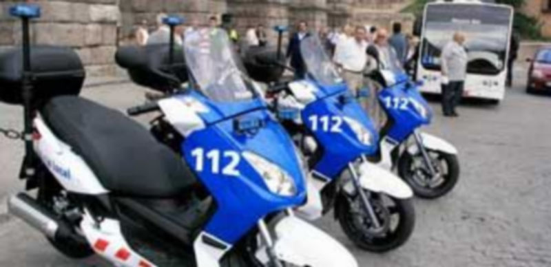 Motocicletas de Policía Local estacionadas junto al Acueducto