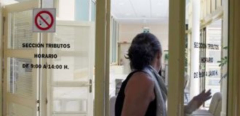 La oficina de tributos y recaudación se sitúa en la planta baja del edificio principal del Ayuntamiento. /Diego de Miguel