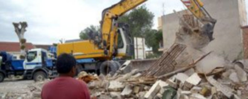Una excavadora derribando ayer en Lorca uno de los edificios que quedaron gravemente dañados como consecuencia del terremoto del pasado 11 de mayo. / Efe