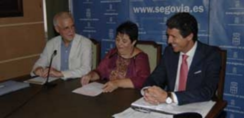 La alcaldesa y el concejal de Participación Ciudadana acompañaron a González Martín (izda.) en su presentación. /Elena Peña