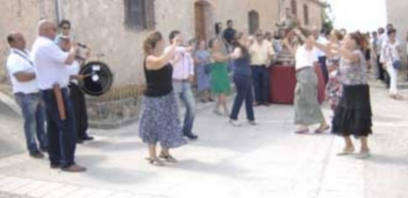 Los vecinos de Torredondo bailan ante la imagen de San Bartolomé durante la procesión de ayer. / Elena Peña