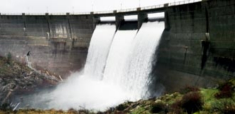 El embalse del Pontón Alto desaguaba ayer al cauce del Rio Eresma con gran intensidad debido a las lluvias. / Francisco Sánchez