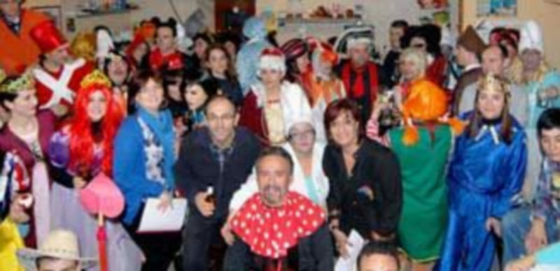 Fuentepiñel celebró la Nochevieja con personajes de cuentos infantiles. / M.G.