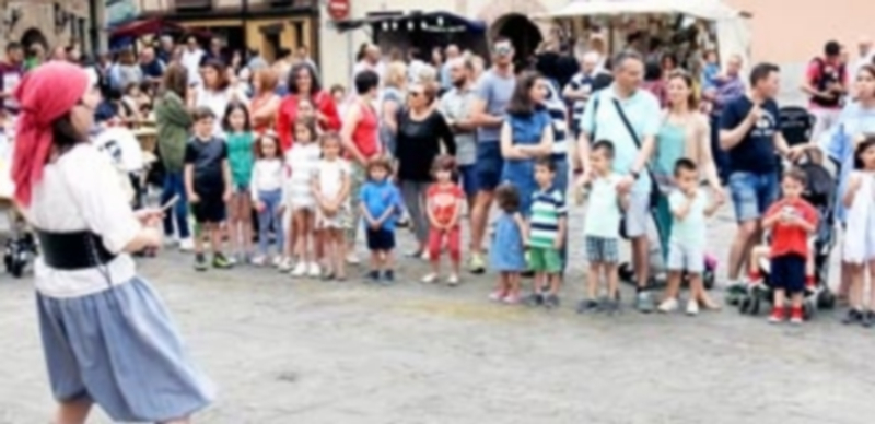 Uno de los atractivos del Mercado han sido los juglares y otras dinamizaciones de calle. / GUILLERMO HERRERO