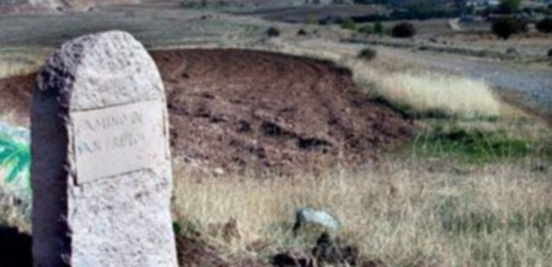 67 mojones desde Segovia a San Frutos 1 Uno de los mojones del Camino de San Frutos que la empresa Tragsa ha colocado en los últimos días. / Guillermo Herrero