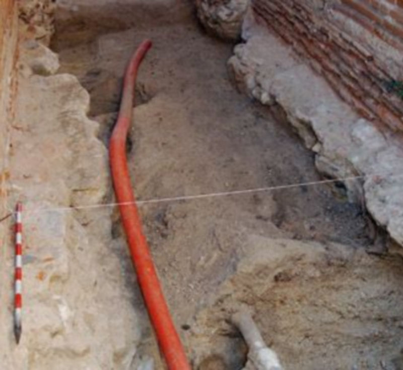 Excavación arqueológica que revela la existencia de un edificio militar anterior al Castillo. / Guillermo Herrero.