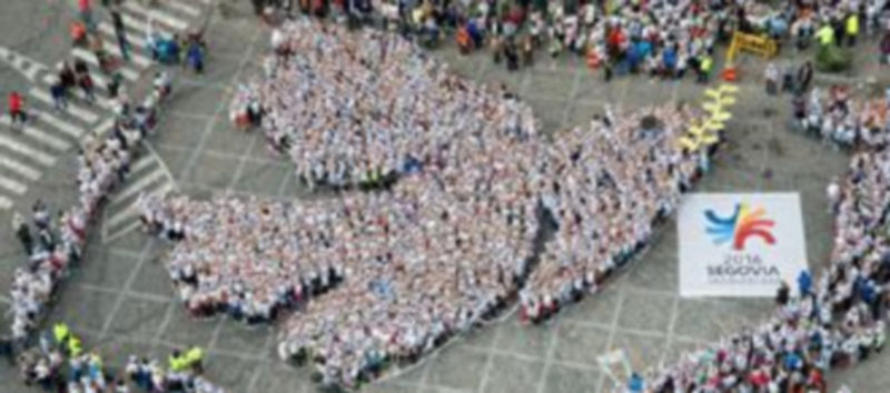 Todas las participantes formaron una gran paloma blanca