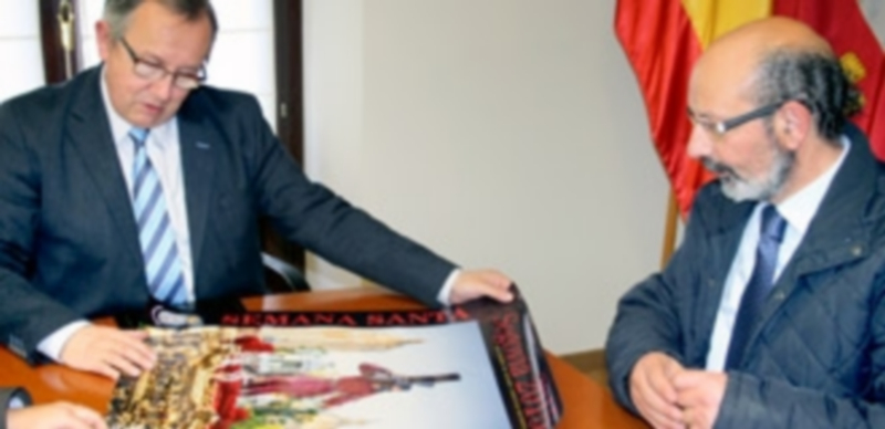 Hernández presentó el cartel de la Semana Santa al delegado de la Junta. / E.A.