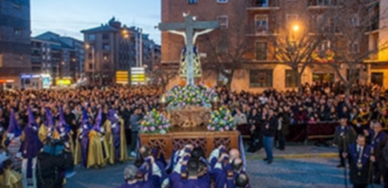 Centenares de personas presenciaron la salida de la imagen desde la ermita del Cristo del Mercado. / Kamarero