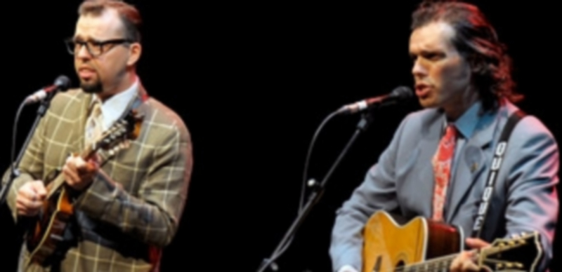 Un pasacalles para despedir a la música de raíz 1 Los Hermanos Cubero gustaron mucho en Segovia. / Kamarero