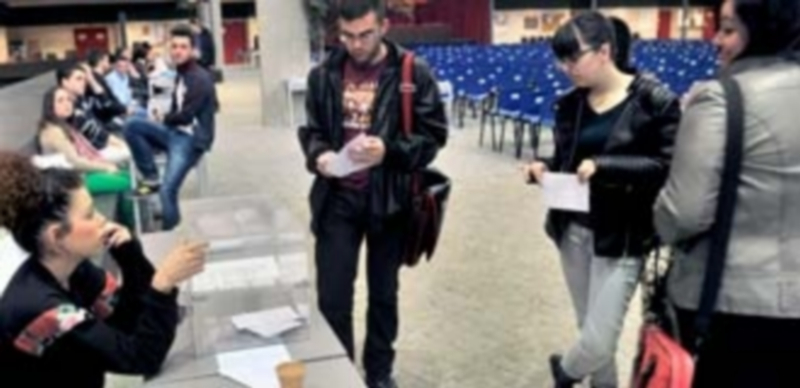 La comunidad educativa del campus de Segovia también vivió ayer otra jornada de votación. / Kamarero