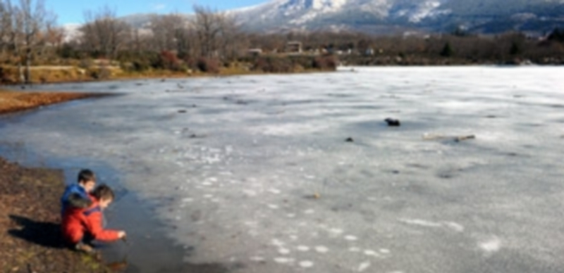 Dos niños jugaban en un helado embalse del Pontón Alto