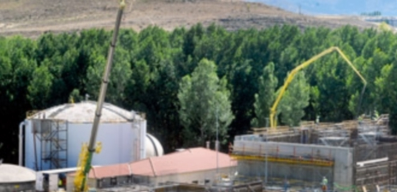 Las grandes grúas continúan presentes en la zona del valle de Tejadilla