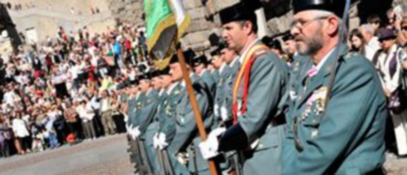 Un batallón de guardias civiles permaneció formado a los pies del Acueducto