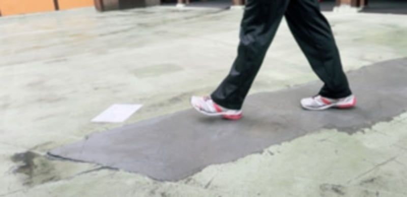 El patio destinado a los alumnos de Infantil tiene grietas y parches que provocan tropezones y caída a los niños. / kamarero