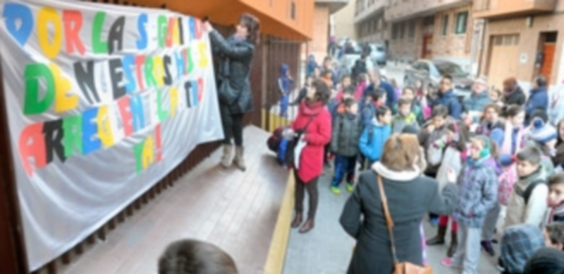 Los padres de alumnos iniciaron el lunes una campaña de protestas para pedir el arreglo del patio del colegio. / kamarero