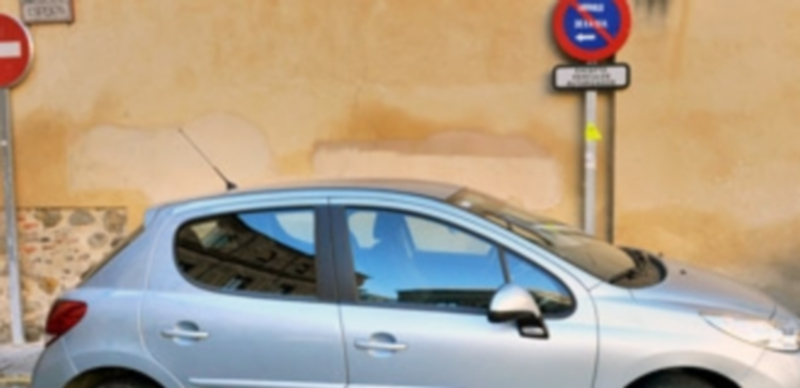 El PP mantiene que el vehículo del alcalde fue indebidamente estacionado en la Plaza de los Espejos. / Kamarero