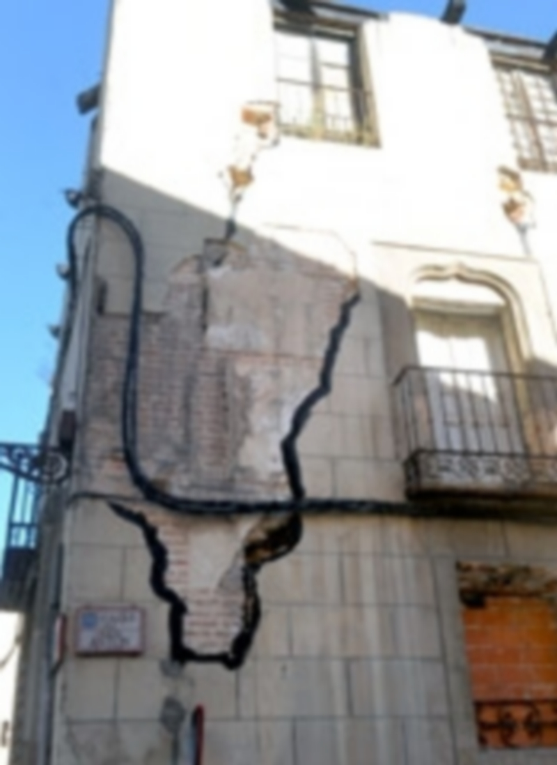 Grieta que presenta el edificio en la fachada a San Antón. / Kamarero