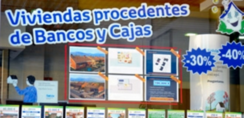 El escaparate de una inmobiliaria muestra la amplia oferta de viviendas propiedad de entidades bancarias. / Kamarero
