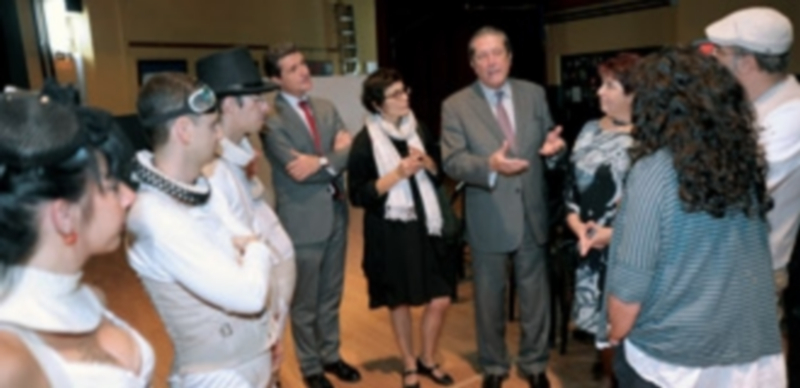 Mayor Zaragoza dice que Segovia puede ser el símbolo de una transición social 1 Mayor Zaragoza mantuvo un encuentro informal con representantes de asociaciones del ámbito social. / Kamarero