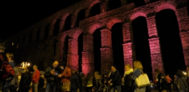 Los arcos del Acueducto lucieron la especial iluminación reivindicativa de la jornada./ Kamarero