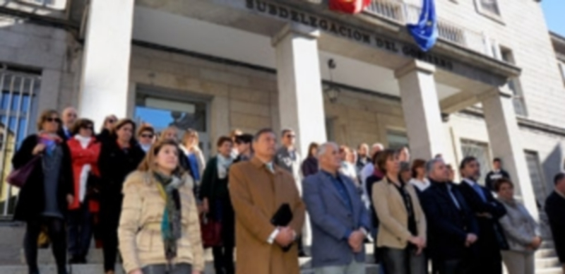 Representantes de distintas instituciones segovianas se concentraron ante la sede de la Subdelegación del Gobierno al mediodía. / KAMARERO