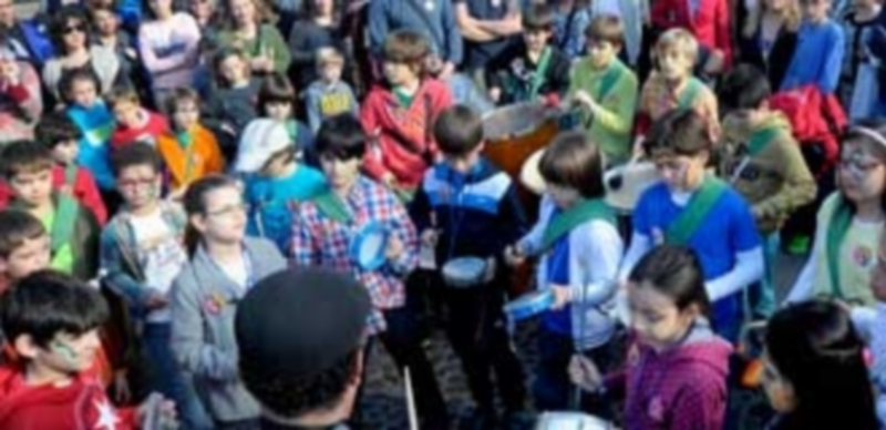 1. La percusión puso animación por las calles con la ‘Batucada’ que recorrió la ciudad con ritmo / Foto: Kamarero