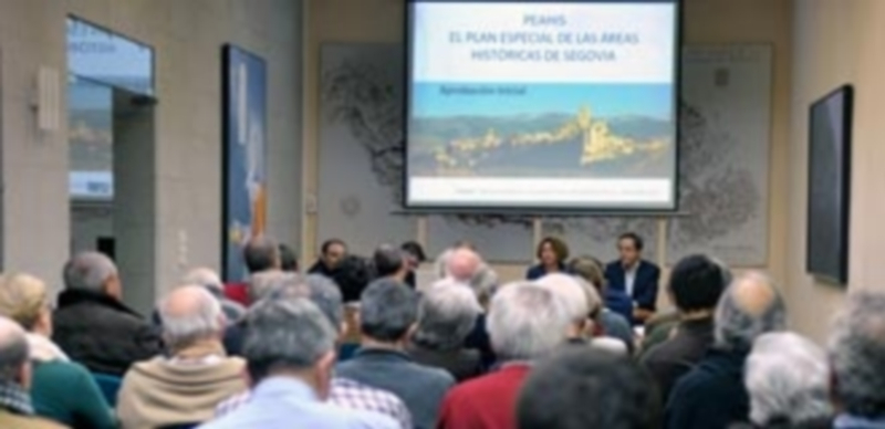 El Colegio de Arquitectos acogió la primera presentación pública del Plan Especial de Áreas Urbanas. / JUAN MARTÍN