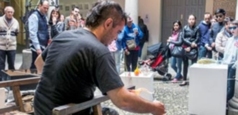 Taller en vivo de un artesano en el patio del Colegio de Arquitectos de Segovia