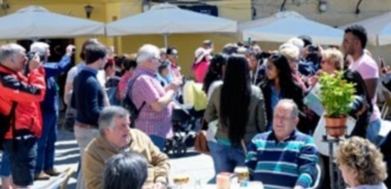 Las terrazas de hostelería han tenido una ocupación aceptable en los últimos días. Abajo