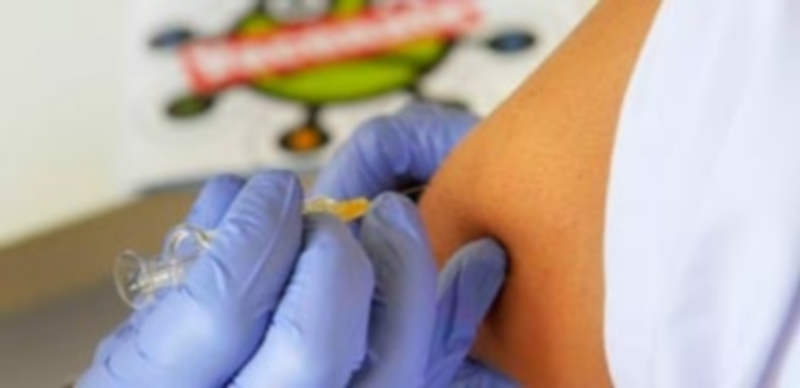 La vacuna aplicada a más de 33.600 segovianos frenó la extensión de la gripe en invierno. / Kamarero