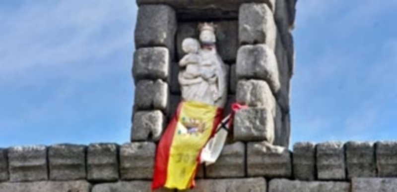 La Virgen situada en la hornacina de uno de los pilares del Acueducto no tendrá la bandera de España todo el año. / Kamarero