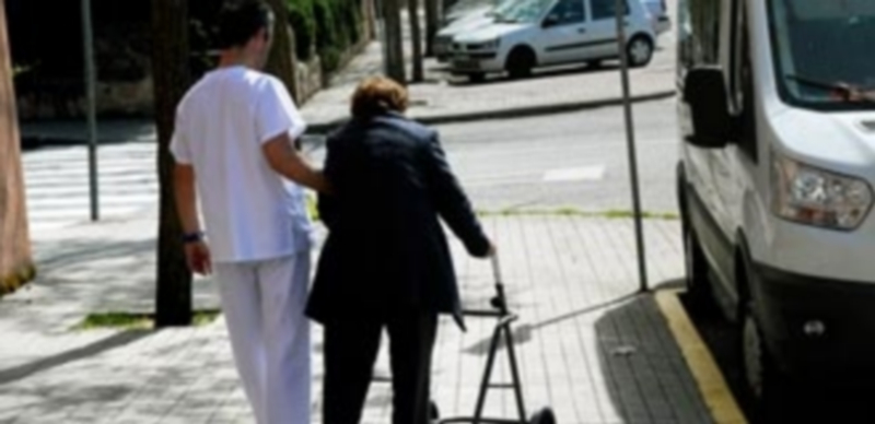 El servicio de ayuda a domicilio alcanza en el municipio a más de medio millar de ancianos y dependientes. / Kamarero