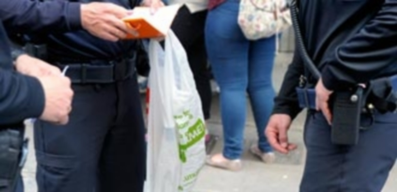 Agentes de la Policía Local realizaron un control a jóvenes que iban a hacer botellón el viernes pasado. / Kamarero