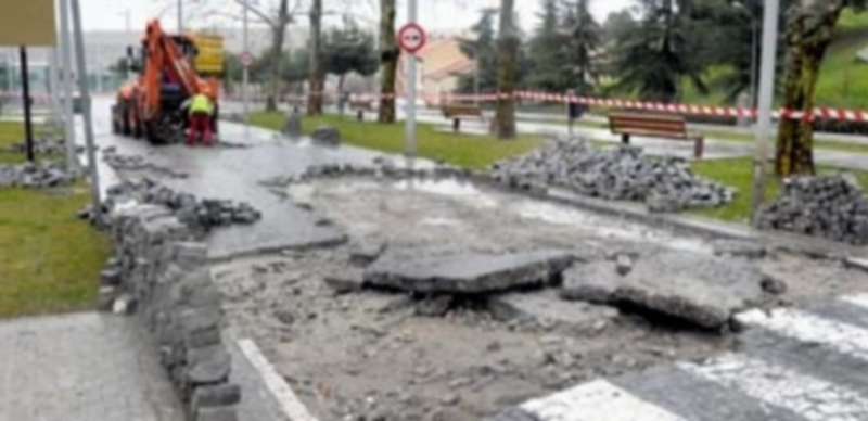 Las obras de mejora del firme de la primera fase se centraron en la zona más próxima a la rotonda de los bomberos. /a.k.