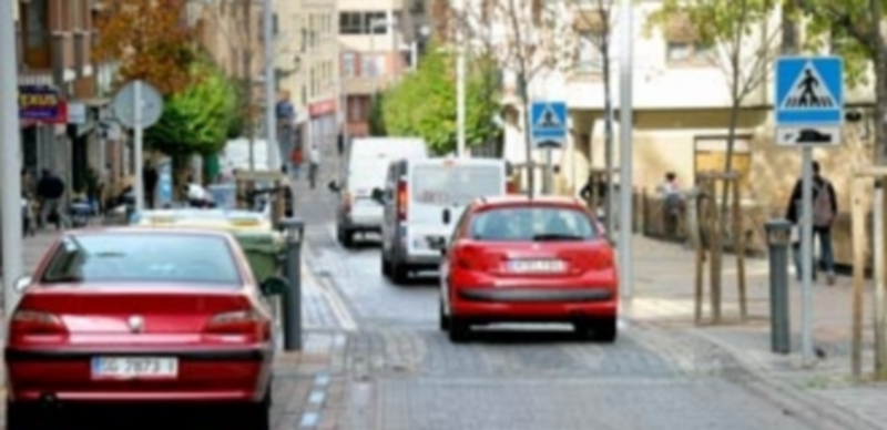 El actual sentido del tráfico en la calle José Zorrilla no convence a los comerciantes de la parte baja. / Kamarero