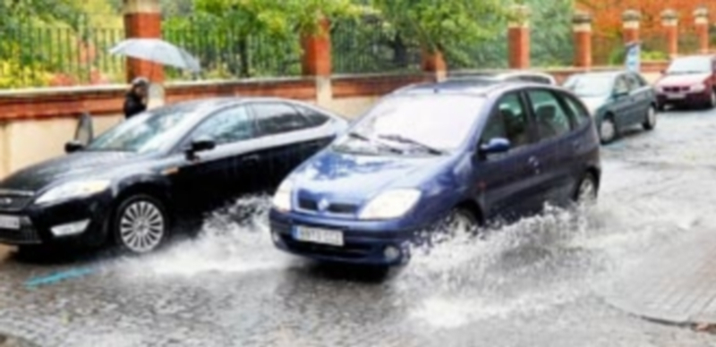 La Policía Local recibió aviso de la presencia de agua acumulada en la calzada en varias calles de la ciudad
